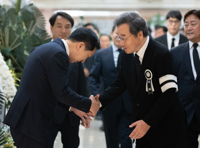 김기현 국민의힘 대표(왼쪽)가 9일 오후 서울 강남구 삼성서울병원 장례식장에 마련된 이낙연 전 더불어민주당 대표의 장인 김윤걸 전 교수의 빈소에서 조문을 마친 후 이 전 대표의 배웅을 받고 있다. 연합뉴스