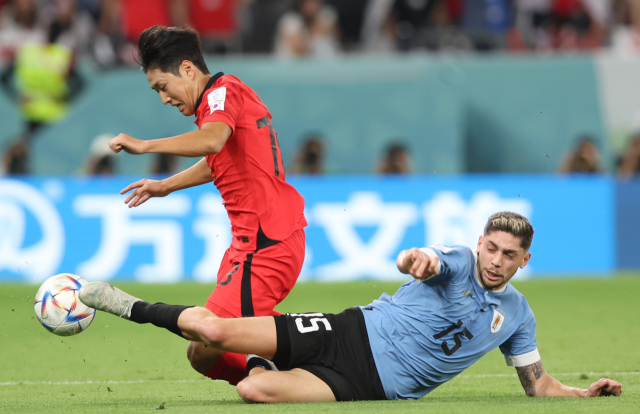 한국 축구대표팀 이강인에게 태클하는 우루과이 미드필더 발베르데. EPA=연합뉴스