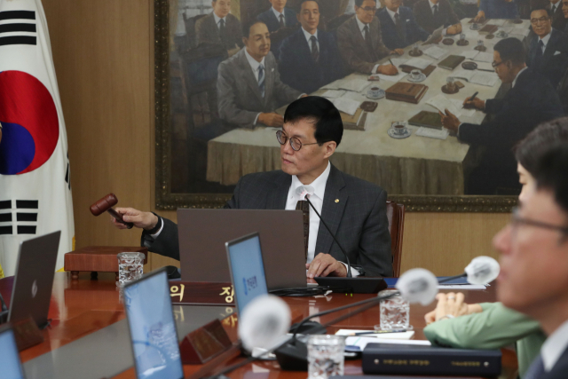 이창용 한국은행 총재가 11일 서울 중구 한국은행에서 열린 금융통화위원회에서 의사봉을 두드리고 있다. 연합뉴스