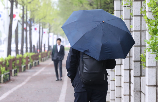 봄비가 내리는 6일 오전 대전 서구 둔산동에서 시민들이 출근하고 있다. 연합뉴스