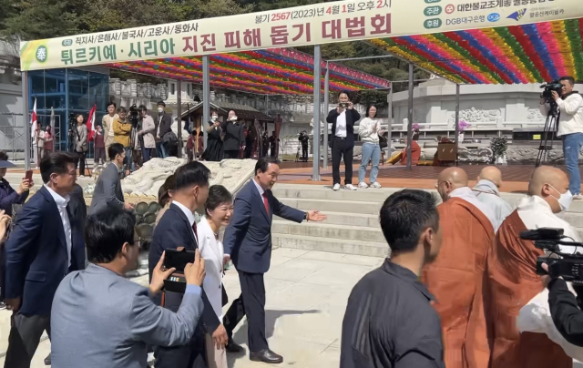 박근혜 전 대통령이 11일 대구 동화사를 찾았다. 대구로 귀향한 이후 박 전 대통령이 공개적인 외출에 나선 것은 이번이 처음이다. 노경석 기자 newnks@imaeil.com