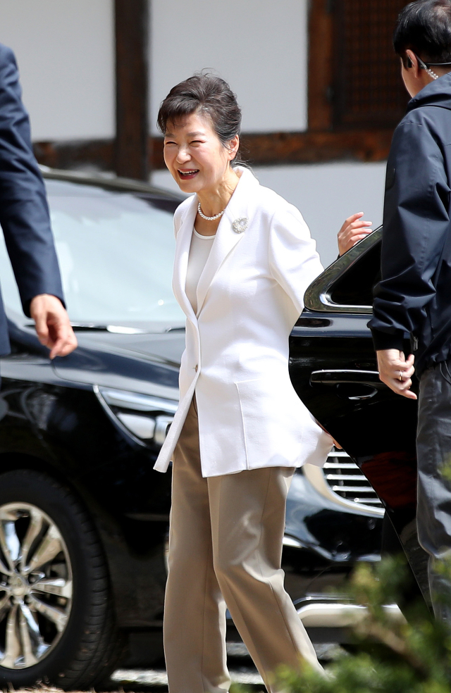 박근혜 전 대통령이 대구에서 첫 외출에 나섰다. 11일 오전 대구 동구 팔공총림 동화사를 찾은 박 전 대통령이 능종 주지 스님과 차담을 나누기 위해 사찰음식 체험관으로 이동하고 있다. 김영진 기자 kyjmaeil@imaeil.com