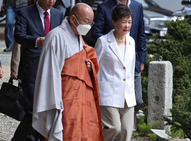 박근혜 전 대통령이 대구에서 첫 외출에 나섰다. 11일 오전 대구 동구 팔공총림 동화사를 찾은 박 전 대통령이 능종 주지 스님과 차담을 나누기 위해 사찰음식 체험관으로 이동하고 있다. 김영진 기자 kyjmaeil@imaeil.com