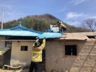 울진지역에 강풍이 불면서 지붕이 날아가는 등 피해가 잇따르고 있다. 경북도소방본부 제공