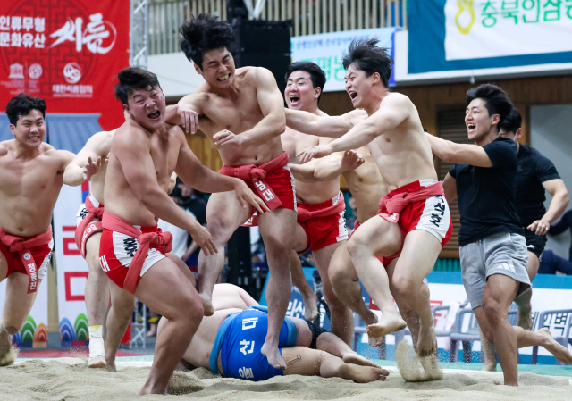 제23회 증평인삼배전국장사씨름대회 대학부 단체전 우승 후 기뻐하는 영남대 씨름부. 대한씨름협회 제공