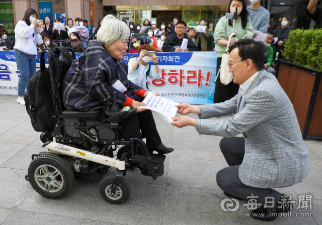 11일 오전 대구 중구 국가인권위원회 대구인권사무소 앞에서 장애인 단체들이 장애인차별금지법 시행 15년 맞이 집단진정 기자회견을 열고 있다. 410장애인차별철폐대구투쟁연대 등 장애인 단체들은 이날 건강권 차별 사례 등 26건을 모아 인권위 대구사무소에 집단진정서를 전달했다. 이들 단체는 