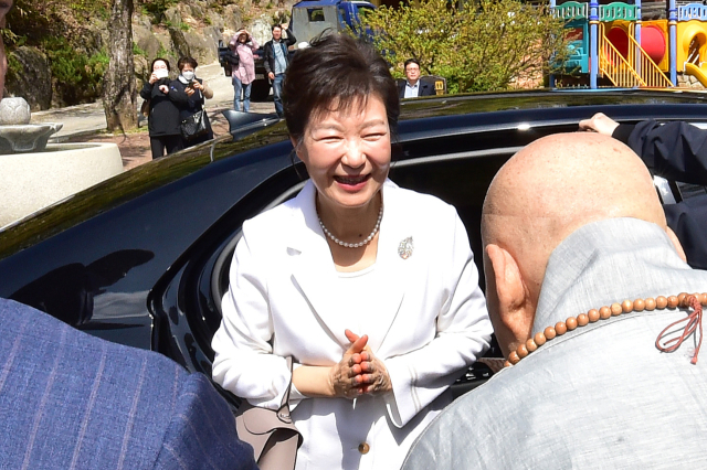 박근혜 전 대통령이 11일 대구 팔공산 동화사를 찾아 관계자들과 인사를 하고 있다. 연합뉴스