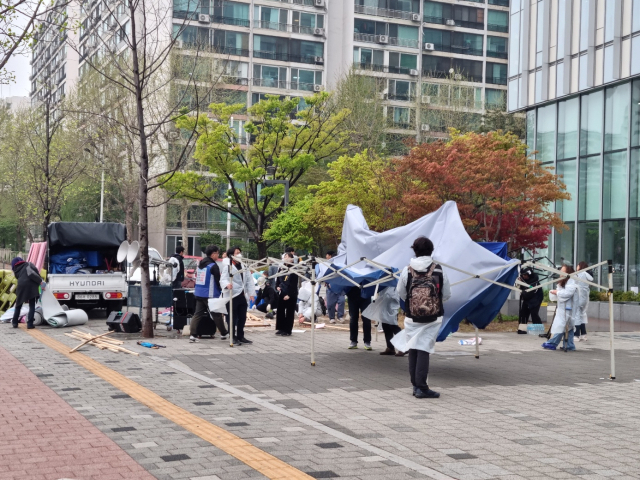 쿠팡 본사 로비 불법 점거 후 천막 농성을 이어온 민주노총이 11일 천막과 불법 현수막을 자진 철거했다.사진. 독자제공