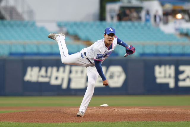 삼성라이온즈 원태인이 11일 대구삼성라이온즈파크에서 열린 SSG랜더스와 2023 KBO 정규리그 1차전에서 선발로 출격해 역투하고 있다. 삼성라이온즈 제공