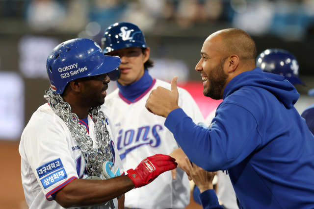 11일 대구삼성라이온즈파크에서 열린 SSG랜더스와 2023 KBO 정규리그 1차전에서 3회말 추격하는 석점포를 쏘아올린 삼성 피렐라가 수아레즈의 축하를 받고 있다. 삼성라이온즈 제공