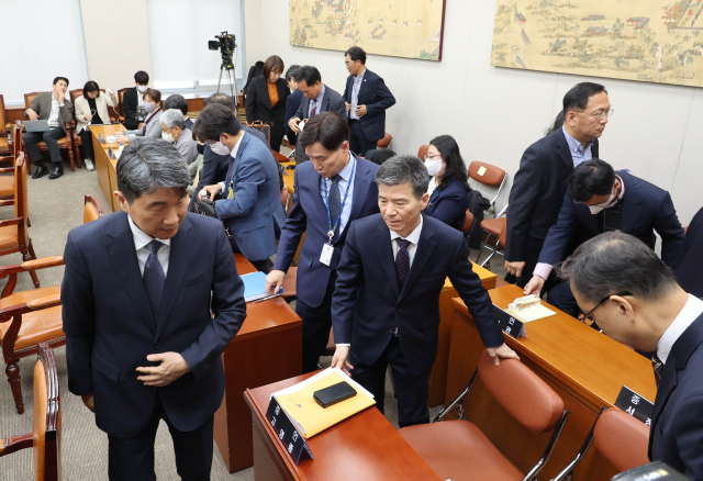 31일 국회 교육위원회에서 열린 정순신 자녀 학교폭력 진상조사 및 학교폭력 대책 수립을 위한 청문회가 산회 되자 증인들이 회의장을 나가고 있다. 연합뉴스