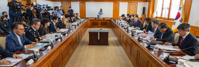 한덕수 국무총리가 12일 오후 서울 종로구 정부서울청사에서 열린 제19차 학교폭력 대책위원회에 참석해 발언하고 있다. 연합뉴스