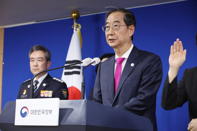 한덕수 국무총리가 12일 오후 정부서울청사에서 학교 폭력 근절 대책을 발표하고 있다. 연합뉴스