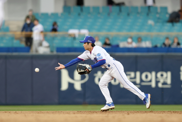 삼성라이온즈 김지찬이 12일 대구삼성라이온즈파크에서 열린 SSG랜더스와 경기에서 수비를 펼치고 있다. 삼성라이온즈 제공