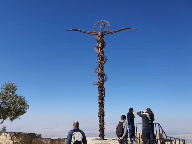 네보산 모세 기념교회앞에 세운 구리뱀.