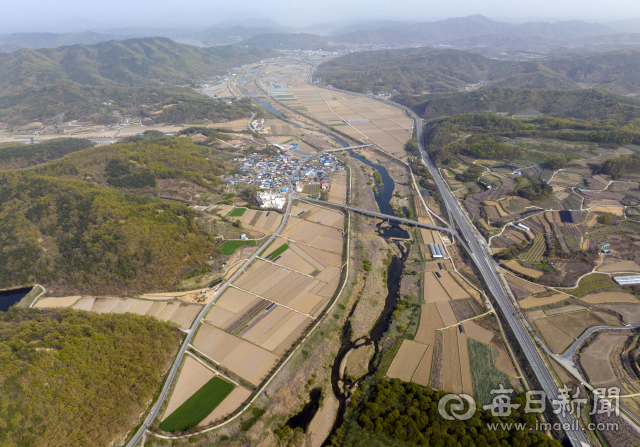 대구경북 최대 숙원 사업인 대구경북신공항 특별법이 13일 국회 본회의를 통과해 신공항 건설에 날개를 달게 됐다. 이날 경북 의성군 비안면 상공에서 바라본 대구경북신공항 부지 전경. 김영진 기자 kyjmaeil@imaeil.com