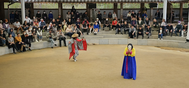 외교부 국립외교원 글로벌리더십 국제관계 장기연수과정 교육생 45명이 국내 현장학습으로 안동을 찾아 안동문화에 매료됐다. 이들은 중앙부처, 헌법기관 등 고위직 공무원들이다. 사진은 하회탈춤 공연을 즐기는 모습. 엄재진 기자