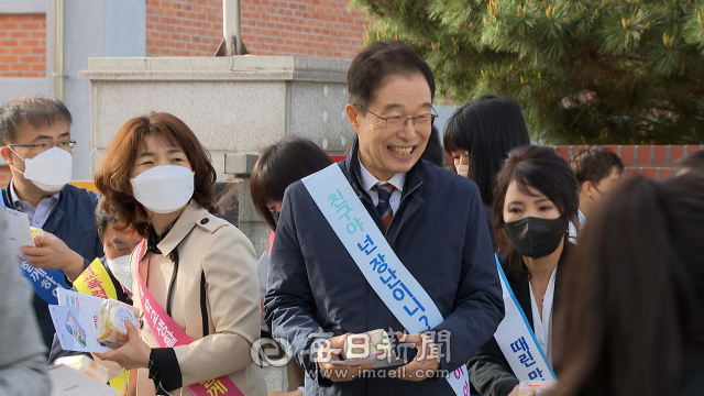 임종식 경북도교육감이 13일 경북 안동 복주여자중학교를 방문해 학교폭력 예방 캠페인을 펼치고 학생들에게 아침 간편식을 전달하고 있다. 김영진 기자