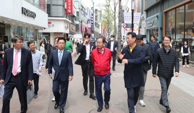 홍준표 대구시장이 14일 오후 대구 중구 동성로를 방문해 악화된 상권 실태 파악을 하고 있다. 안성완 기자 asw0727@imaeil.com