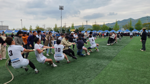 김천상공회의소(회장 안용우)는 15일 경북보건대학교 운동장에서 지역 내 기업체 및 기관·단체 선수와 임직원, 가족 등 1천여명이 참석한 가운데 