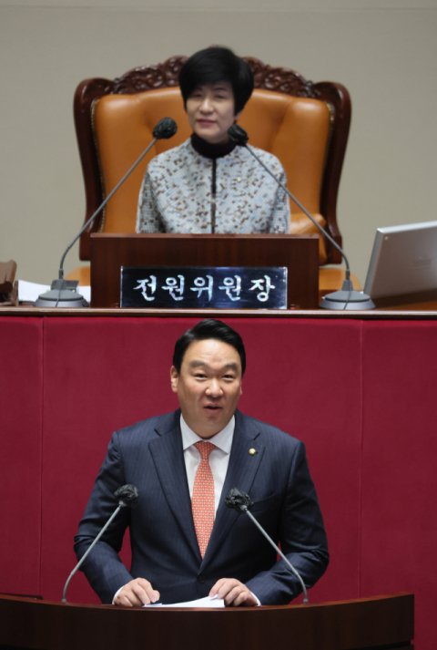 국민의힘 정희용 의원이 13일 오전 국회 본회의장에서 열린 4차 국회의원 선거제도 개선에 관한 결의안 심사를 위한 전원위원회에서 질의 ·토론하고 있다. 연합뉴스