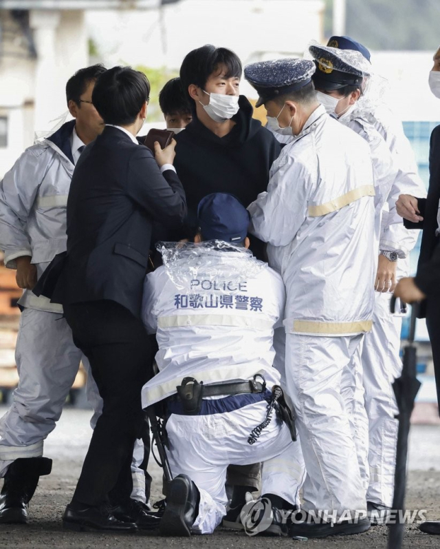 15일 오전 11시 30분쯤 기시다 후미오 일본 총리가 일본 와카야마(和歌山)현에서 현장 시찰을 마치고 연설을 시작하기 직전 폭발음을 야기시킨 물체를 던진 20대 남성 기무라 류지가 체포됐다. 연합뉴스