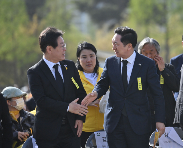 더불어민주당 이재명 대표(왼쪽)와 국민의힘 김기현 대표가 16일 오후 경기도 안산시 단원구 화랑유원지에서 열린 