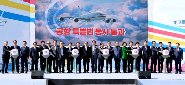 대구경북신공항 특별법·광주 군공항 이전 특별법 동시 통과 기념행사가 17일 광주대구고속도로 지리산휴게소에서 열렸다. 홍준표 대구시장, 강기정 광주시장 등 내빈들이 신공항과 달빛고속철도 특별법, 2038 하계 아시안게임 유치 등을 염원하는 희망 퍼포먼스를 하고 있다. 김영진 기자 kyjmaeil@imaeil.com