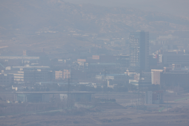 지난 2월 경기도 파주시 서부전선 비무장지대(DMZ) 도라전망대에서 촬영된 흐릿한 개성공단. 연합뉴스