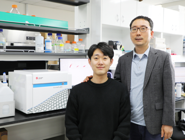 DGIST 뉴바이올로지학과 예경무(오른쪽) 교수와 정종원 석박사통합과정생이 암 환자를 괴롭히는 