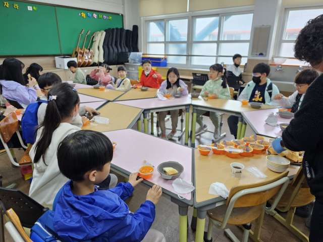 영주 서부초 학생들이 학교에서 지원하는 아침 식사를 친구들과 함께 먹고 있다. 서부초 제공