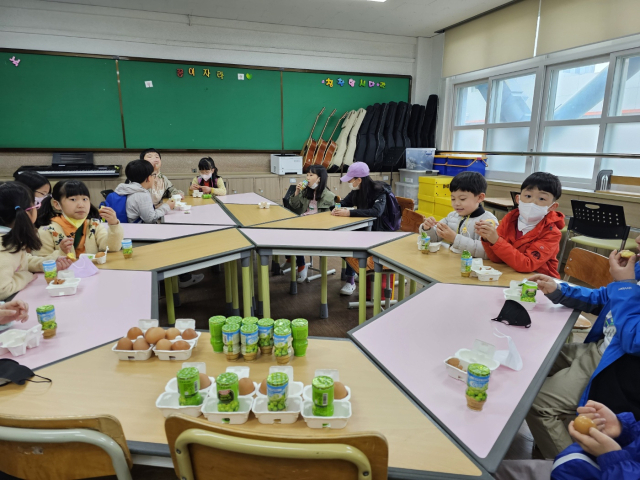 영주 서부초 학생들이 학교 복지실에서 친구들과 함께 아침 식사를 하고 있다. 서부초 제공