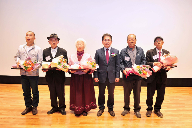 김진열 경북 군위군수가 장애인 유공자에게 표창을 수여하고, 기념 사진을 촬영하고 있다. 군위군 제공