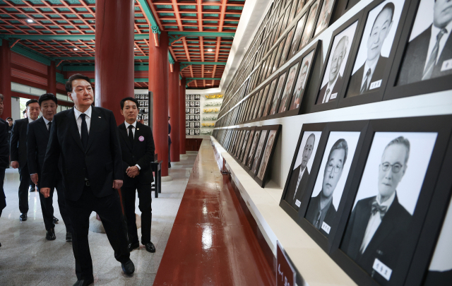 윤석열 대통령이 19일 서울 강북구 수유동 국립4·19민주묘지에서 열린 제63주년 4·19혁명 기념식에 앞서 유영봉안소를 참배하고 있다. 연합뉴스