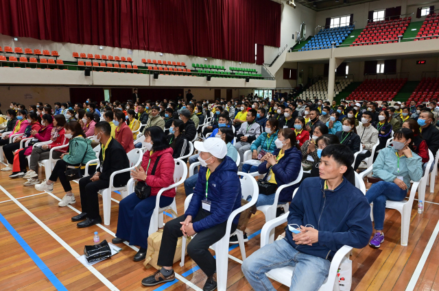 봉화군이 올해 첫 입국한 베트남 외국인 계절근로자들에게 환영행사를 열어주고 있다. 봉화군 제공