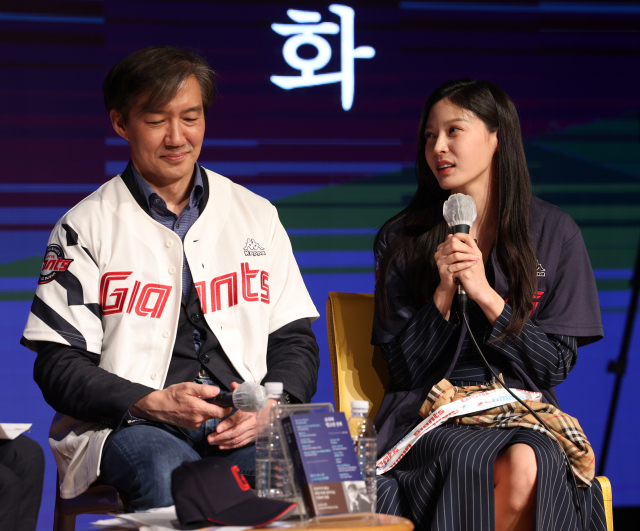 조국 전 장관과 딸 조민이 11일 오후 부산 해운대구 쿠무다 콘서트홀에서 열린 