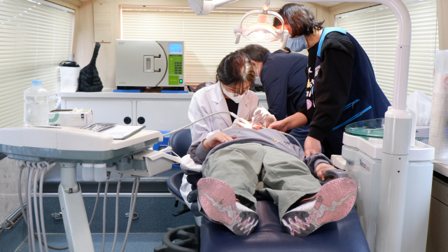 경북대학교치과병원과 대구시지역장애인보건의료센터는 지난 14일 대구 북구 성보재활원에서 의료 봉사를 실시했다. 경북대학교치과병원 제공