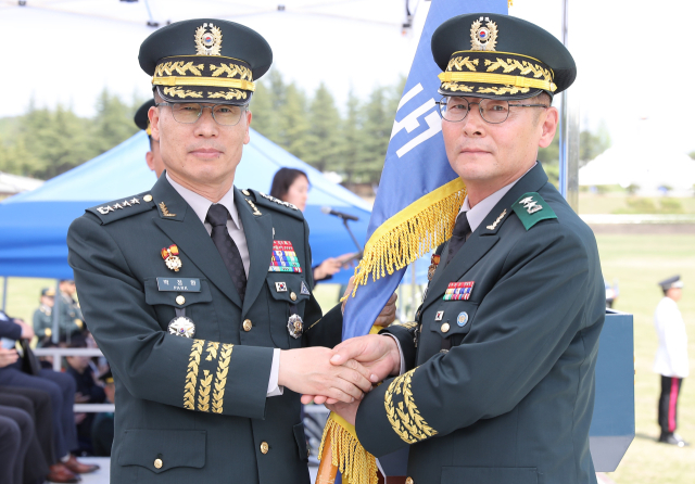 배현국(오른쪽) 신임 3사관학교장이 박정환 육군참모총장으로부터 부대기를 받고 있다. 육군3사관학교 제공