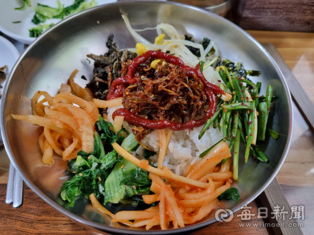 할매기사식당에서 직접 만들어 본 비빔밥 한 그릇. 신동우 기자