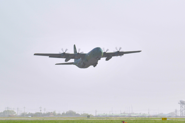 21일 공군 제5공중기동비행단에서 C-130J 수송기가 수단 교민철수 해외임무를 수행하기 위해 힘차게 이륙하고 있다. 연합뉴스