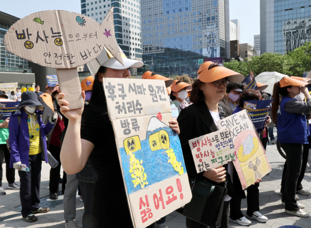 53회 지구의 날(4월22일)을 맞아 20일 오후 부산역 광장에서 부산고리2호기 수명연장· 핵폐기장 반대 범시민운동본부 등 시민단체들이 일본 정부의 후쿠시마원전 오염수 해양 방류를 규탄하는 집회를 하고 일본영사관 앞까지 거리 행진을 하고 있다. 연합뉴스