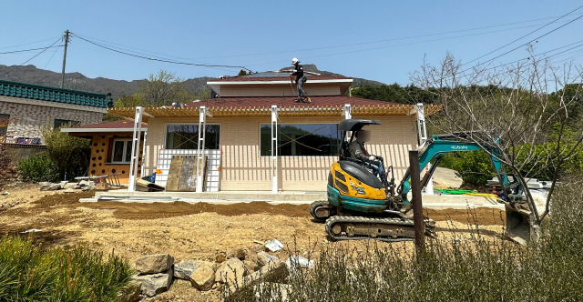 13일 경남 양산시 하북면 평산마을 문재인 전 대통령 책방 건물에서 마무리 공사가 진행되고 있다. 이달 중 개점할 것으로 보이며, 구체적인 날짜는 정해지지 않았다. 연합뉴스