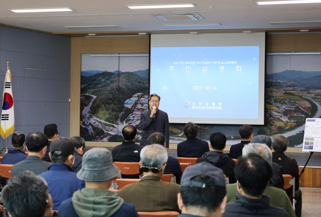 오도창 영양군수가 지난달 14일 영양 입암과 청송 진보를 연결하는 국도건설공사와 관련해 직접 주민설명회를 진행하고 있다. 영양군 제공