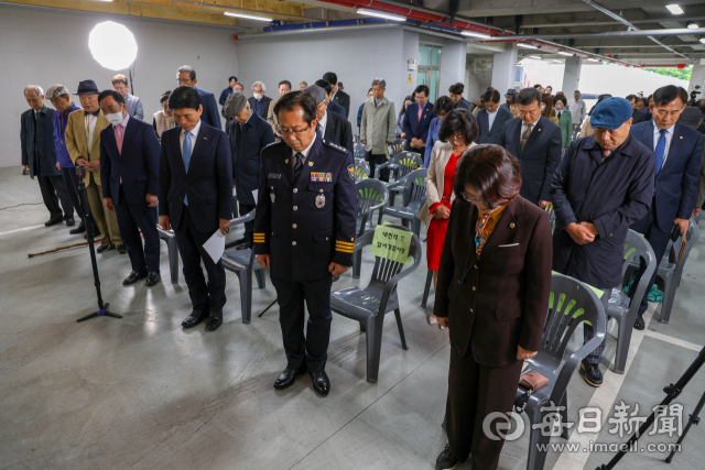 대구 출신 민족시인 이상화와 소설가 현진건 서거 80주기인 25일 이들을 추모하는 행사가 대구 곳곳에서 열렸다. 상화기념관·이장가문학관에서 진행된 