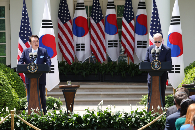 미국을 국빈 방문한 윤석열 대통령과 조 바이든 미국 대통령이 26일(현지시간) 워싱턴DC 백악관 로즈가든에서 공동 기자회견을 하고 있다. 연합뉴스