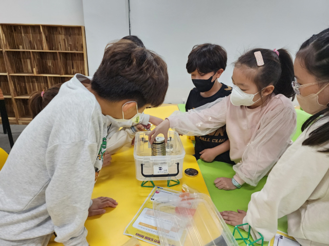 지난 5일 대구창의융합교육원을 방문한 숙천초등학교 4학년 학생들이 삼각형 구조물이 추의 무게를 버티는 실험을 진행하고 있다. 대구시교육청 제공