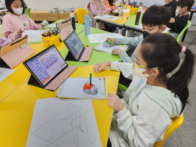 지난 4일 대구창의융합교육원을 방문한 관음초 4학년 학생들이 터틀로봇으로 삼각형을 코딩해 그리기 활동을 하고 있다. 대구시교육청 제공