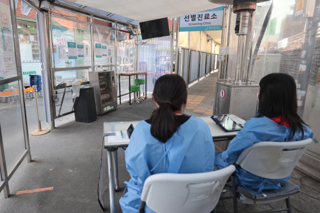 지난달 대기자 없이 한산한 모습의 서울 중구 보건소 선별진료소. 연합뉴스