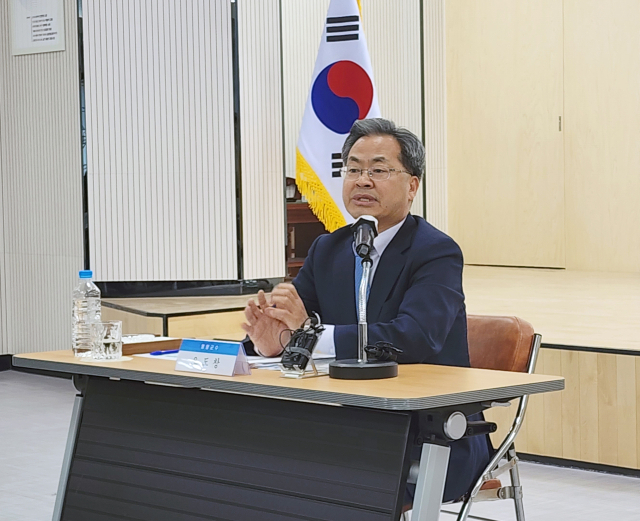 오도창 영양군수가 27일 군청 대회의실에서 긴급 기자회견을 열고 양수발전소 유치와 관련한 유치 의지를 발표하고 있다. 김영진 기자