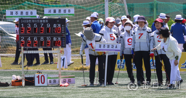 전국 생활체육 동호인의 최대 행사인 전국생활체육대축전이 코로나19 이후 4년만에 정상 개최돼 27일 전국에서 모인 게이트볼 선수단이 칠곡군 동락공원 축구장에서 경기를 펼치고 있다. 이번 대회는 